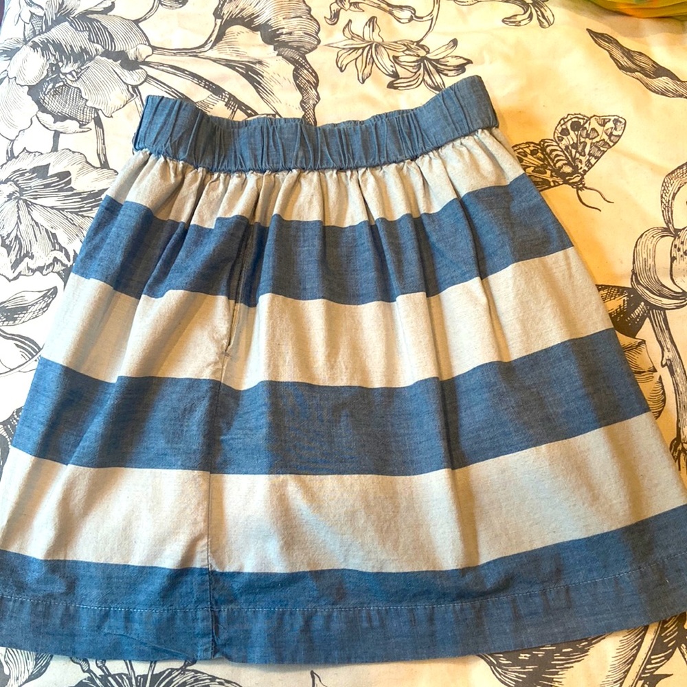 Small pleated Gap skirt with elastic waist. Excellent condition. Size small.